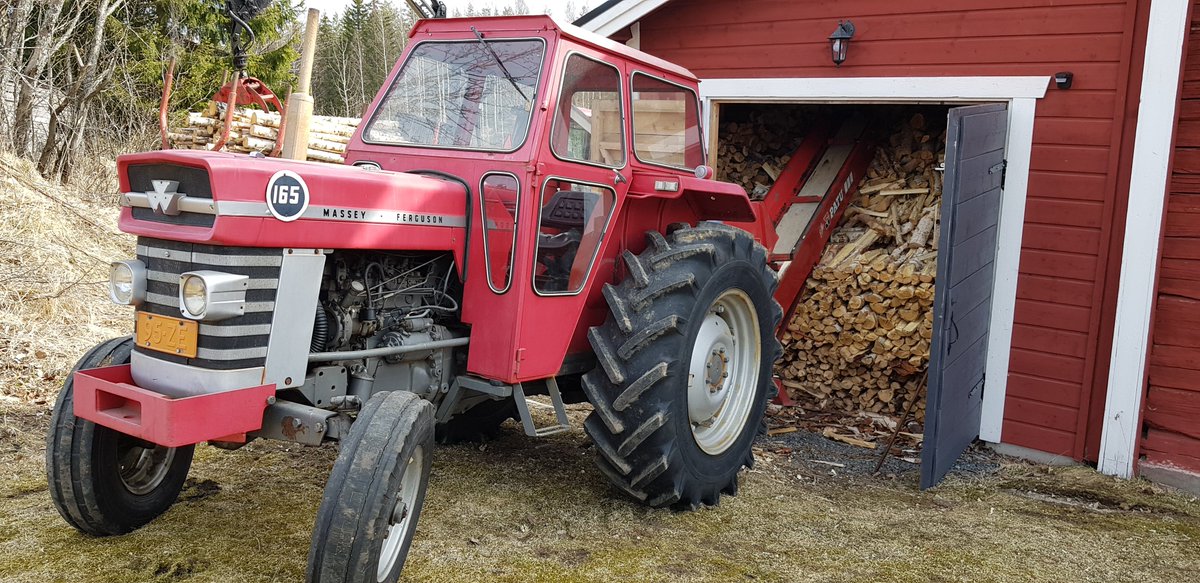 LaitisenArto's tweet photo. Tästä suosikista on monella muistoja.

Maksoi 1970-luvun alussa reilu 20 000 mk. Nykyrahassa indeksillä korjattuna vajaa 30 000 €, aika paljon.

Monta pölliä piti juontaa ja lovipankolla laanille tuoda, että sai Massikan maksettua. #mf165 https://t.co/rnemREotn4