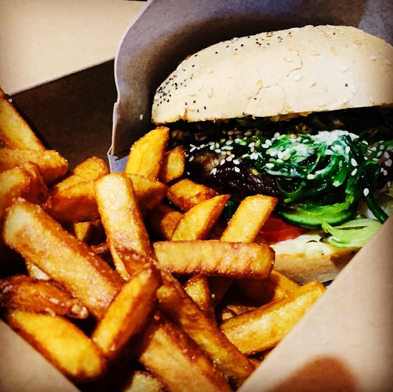 GastropubSoho's tweet photo. Wakame burger saatavilla toukokuun ajan. #BurgerofTheMonth sisältää japanilaista makumaailmaa merileväsalaatista ja misomajoneesista raikkaisiin kasviksiin. Saatavilla 150g kotimaisella #rotukarja pihvillä tai #Tasty kasvispihvillä. https://t.co/FN2rRHD5bE