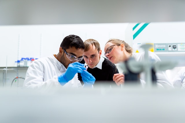 Labmate_online's tweet photo. The #STOPCOVID project sees #scientists switch roles in search for #COVID19 treatments at the @EdinburghUni π https://t.co/asDPAnOoFE
#LABMATECOVID19 #coronavirus #coronavirusuk #medicallaboratory #Science https://t.co/LIc9HYPHW1