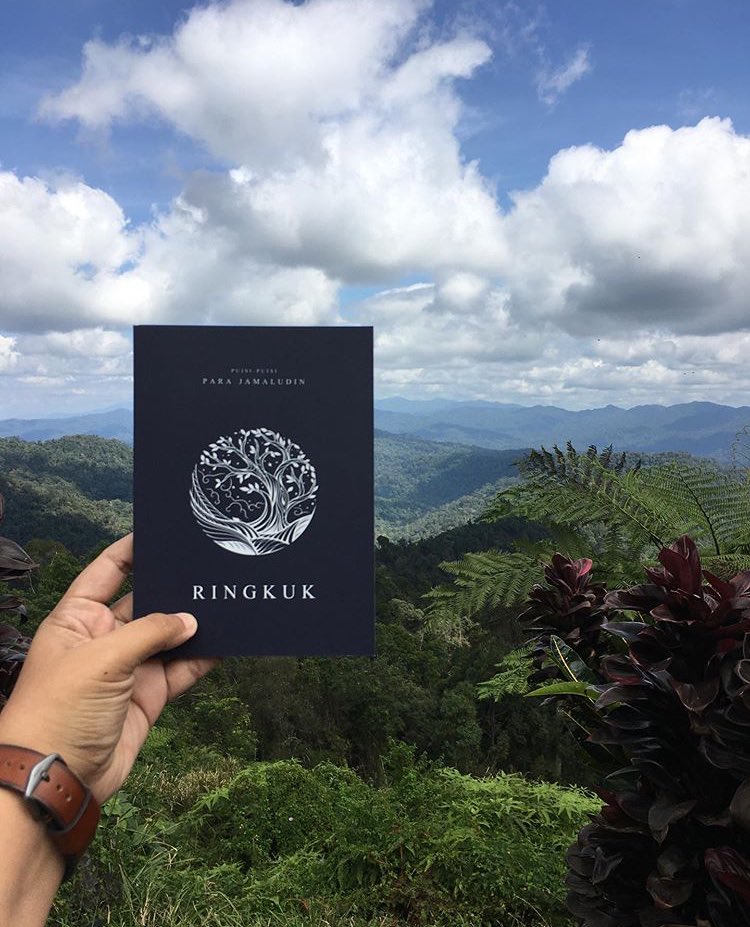 parajamaludin's tweet photo. Saya takde income sejak PKP, company buat onar tak bayar gaji, saya tak ada bisnes tapi saya tulis puisi.

•Buku puisi berjudul #RINGKUK.
•RM20 (tak termasuk postage)
•Boleh dibeli di @rumahripta 
•Whatsapp 010-218 3184.

RT untuk rezeki anak saya yang bakal lahir. https://t.co/januqsjmIh
