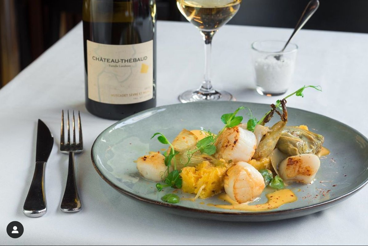 AusLoire's tweet photo. Muscadet Sèvre et Maine, with the oceanic influence on its climate, produces wines from Melon de Bourgogne. This succulent varietal pairs well with fish and seafood. Sydney Rock Oysters anyone?
.
🙌  @famillelieubeau
.
#loirevalleywines #wine #muscadet #seafood #perfectmatch https://t.co/e2UwmIl3Bc