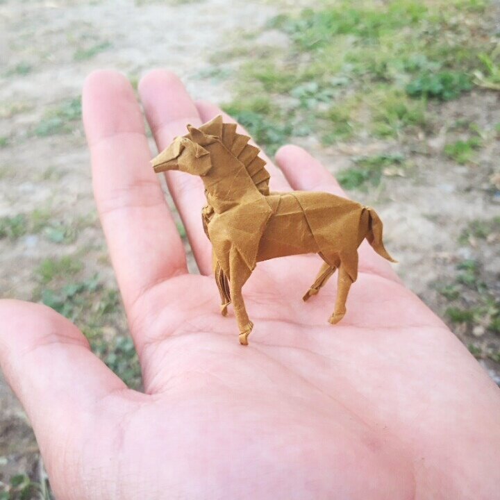 Mon 神谷哲史さん創作ウマ 15cmビオトープから 久しぶりの折り紙です たてがみがうまくできました 折り紙作品