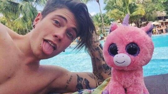 —Vía IG—

30/04 “Hola, ¿cómo estás? Sigo esperando tu postal”
Llevé a bebé peluche a festejar el Día del niño, te amamos <a href="/LittleBirdf/">Sora Jung Sykes</a> y te extrañamos.