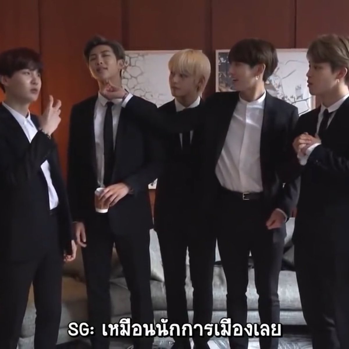 1992Earthh's tweet photo. อย่าว่าเราแต่เลย แม้แต่เมมเบอร์ยังมองเห็นแววนักการเมืองในตัวนัมจุน เป็นเถอะ สร้างประเทศไปเลยพ่อ https://t.co/ZPYGMwsoTQ