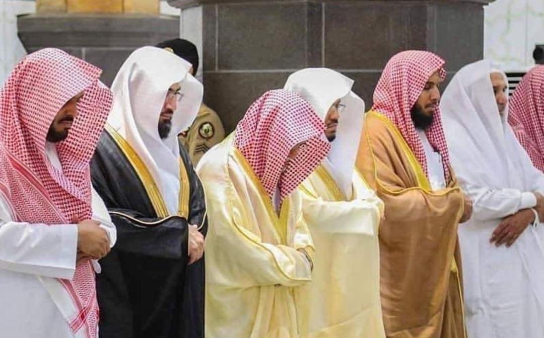 SantapanMinda's tweet photo. Solat terawih di Masjidil Haram yang penuh beremosi malam tadi. Semua jemaah mengalirkan air mata sepanjang solat. Hanya melibatkan kakitangan Masjid.

“Ya Allah, bebaskan kami daripada ancaman wabak Covid19 ini supaya kami boleh beribadah seperti biasa.” https://t.co/zND1JQkiSv