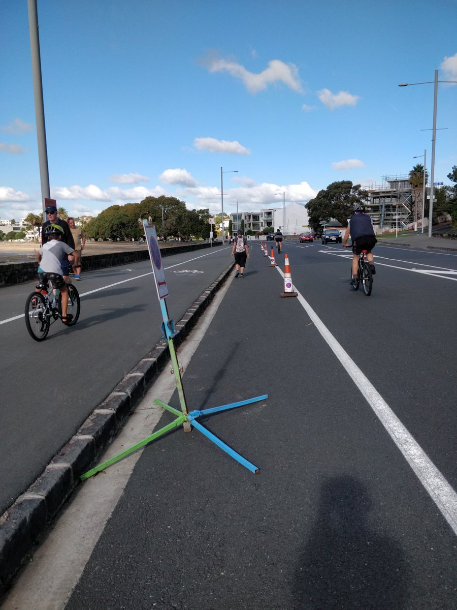 kiwipippa's tweet photo. Our #BackyardBikeCount on Tamaki Drive was huge, 101 people on wheels in 15 minutes @BikeAKL. That new @AklTransport extension is going to get some use. But please move the signs out and widen it slightly. Great start though, thank you. https://t.co/h1NouGEdpK
