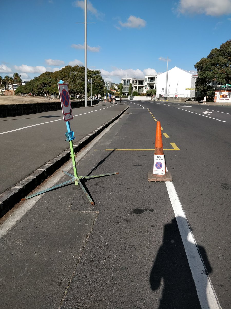 kiwipippa's tweet photo. Our #BackyardBikeCount on Tamaki Drive was huge, 101 people on wheels in 15 minutes @BikeAKL. That new @AklTransport extension is going to get some use. But please move the signs out and widen it slightly. Great start though, thank you. https://t.co/h1NouGEdpK
