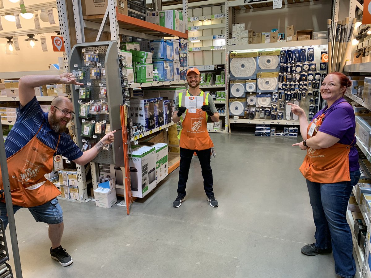 AFilantres's tweet image. Had the pleasure of delivering a Virtual Homer Award to the hottest new talent in the “Curbside” game. Marc was recognized for his Excellent Customer Service! Great Job Marc!

#MarkyMarcAndTheCurbsideBoys
#PMDPeopleFirst
#Team473
#D66

@GPsharkz @D66Celest  @BarbJPMD