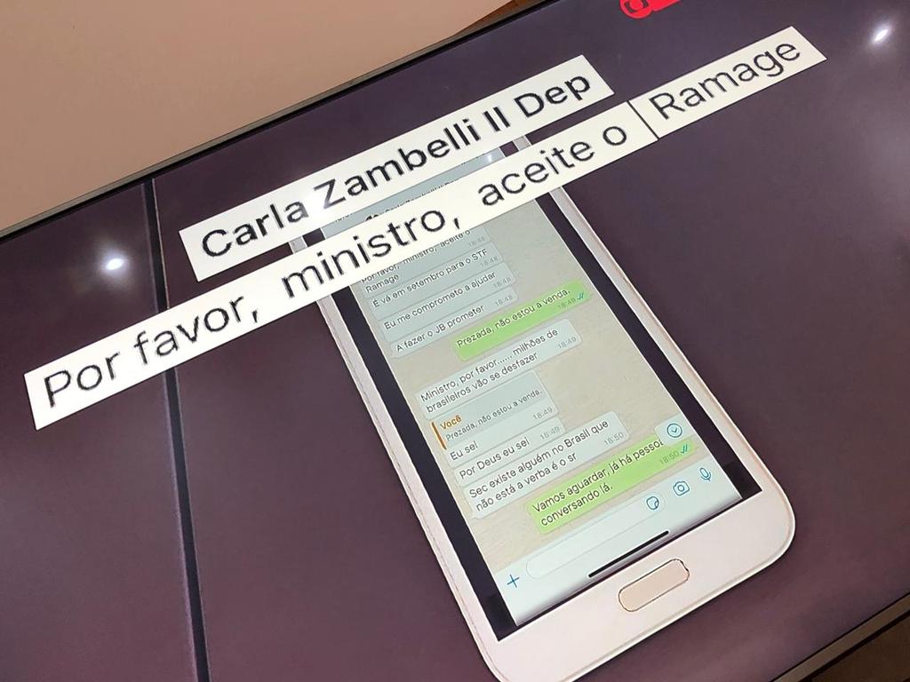 A dep <a href="/CarlaZambelli38/">Lula Lá</a> que teve sua conversa particular com <a href="/SF_Moro/">Sergio Moro</a> vazada pelo <a href="/jornalnacional/">Jornal Nacional</a> pelo próprio Moro. Ninguém foi mais entusiasta de Moro na <a href="/camaradeputados/">Câmara dos Deputados</a> que Zambelli e é assim que Moro lhe paga, entregando-a de bandeja pra Globo, p/ "salvar sua biografia".