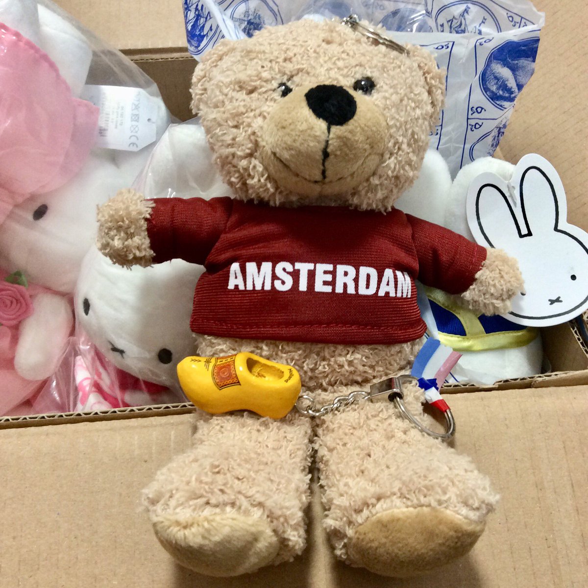 ohisamanotikara's tweet photo. 【nlお日様の力】諦めていたけど発送後1カ月後に届いたみひ!!おまけでAMSTERDAM Bearと木靴キーリングがついてた!!😭😭😭
ローズドレスちゃんとデルフトピンクドレスちゃん再入荷&スナッフィーもちナインチェ新入荷みひ!!(・×・)💞
#オランダ #snuffie #nijntje #ミッフィー #ぬいぐるみ #輸入 https://t.co/DTPvLileK3