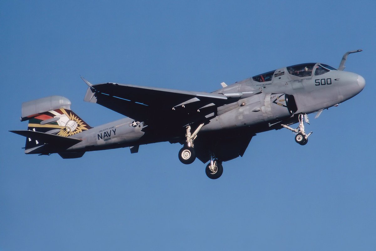 BondsSam's tweet photo. 2004年1月 厚木基地
イラク戦争から帰還して、暫くの間は色が無かったVAQ-136のEA-6BプラウラーNF500でしたが、久しぶりのフライトに当たったら色が入ってました。
この頃、この部隊のCAG機はちょくちょく色を変えてた記憶があります。
#厚木基地 #VAQ136 #EA6B #プラウラー #NF500 https://t.co/elwFEvvTJx