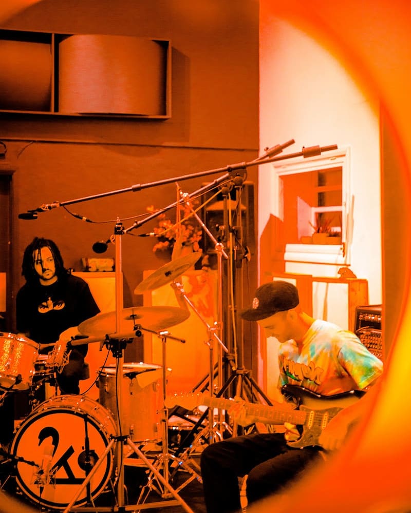 queamoreeste's tweet photo. What Kind of Music é o nome do disco que junta o improvável duo Tom Misch e Yussef Dayes. 
Com o selo de qualidade da lendária Blue Note, aquilo que a princípio parece estranho, acaba por resultar num disco incrível e cheio de momentos brilhantes. 
Um dos discos do ano aqui! https://t.co/Vpf1gg5XGe