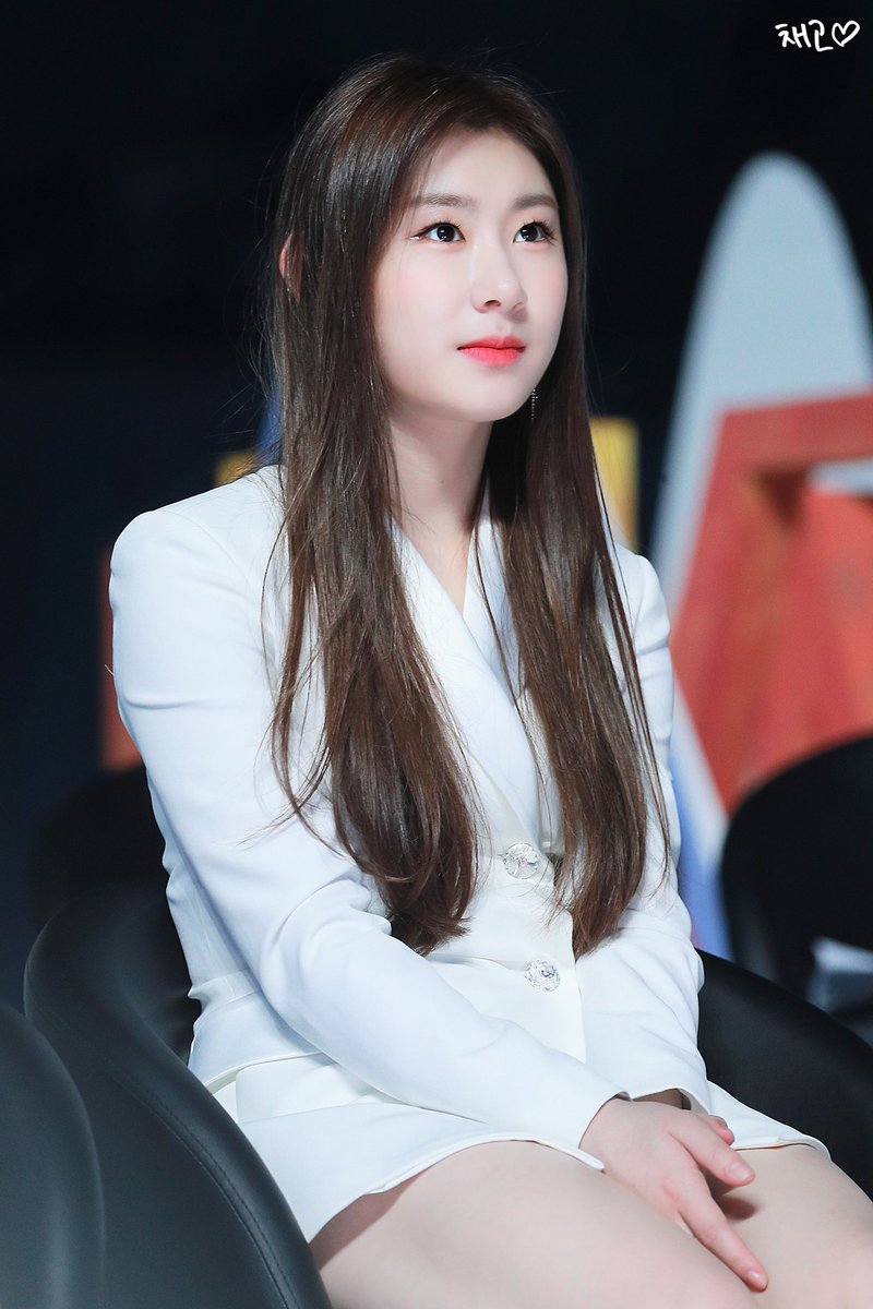 if I say chaeryeong you say CHAERYEONG EARSSSS