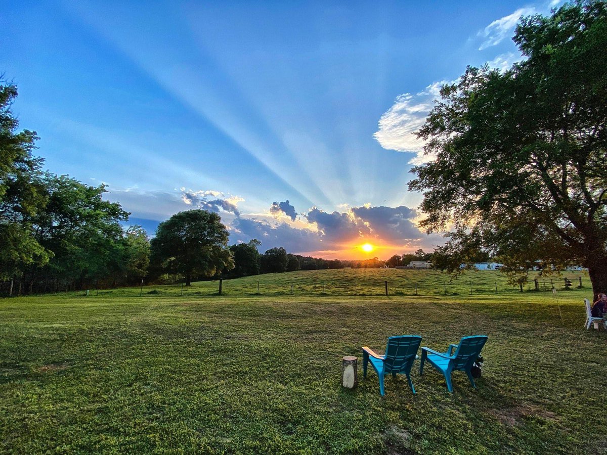CharlieColgan's tweet photo. "The heavens declare the glory of God, and the sky above proclaims his handiwork." -God (sunset 4-24-20) #boom #JesusDidThat #JesusIsAlive #JesusIsLord #Gospel https://t.co/kNIoMr2KEy