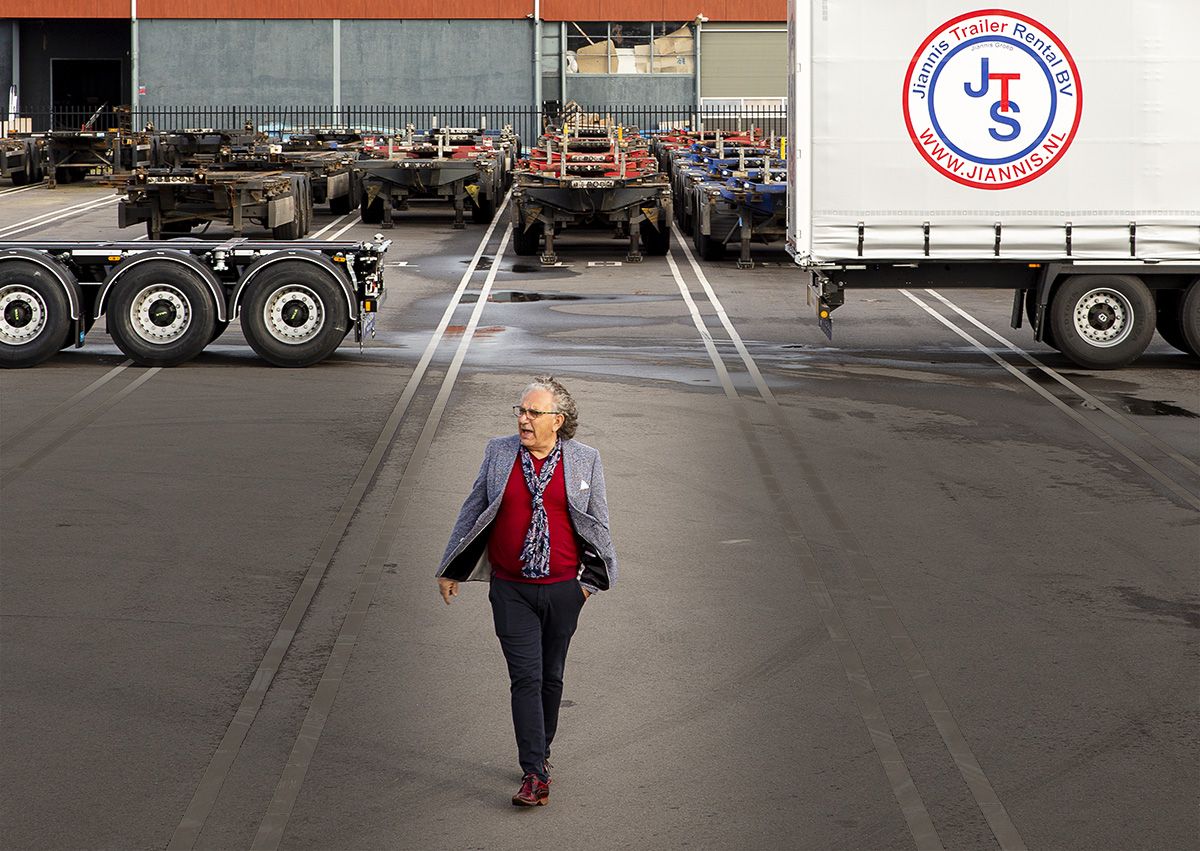 Jiannis Kostopoulos arriveerde ooit met 500 gulden in Rotterdam, maar nu rijden er duizend trailers rond waarop de naam Jiannis prijkt. En dat komt door ‘hard werken en goede service bieden’, vertelt de Griekse ondernemer: bit.ly/3cGSN1q #havenkrantonline