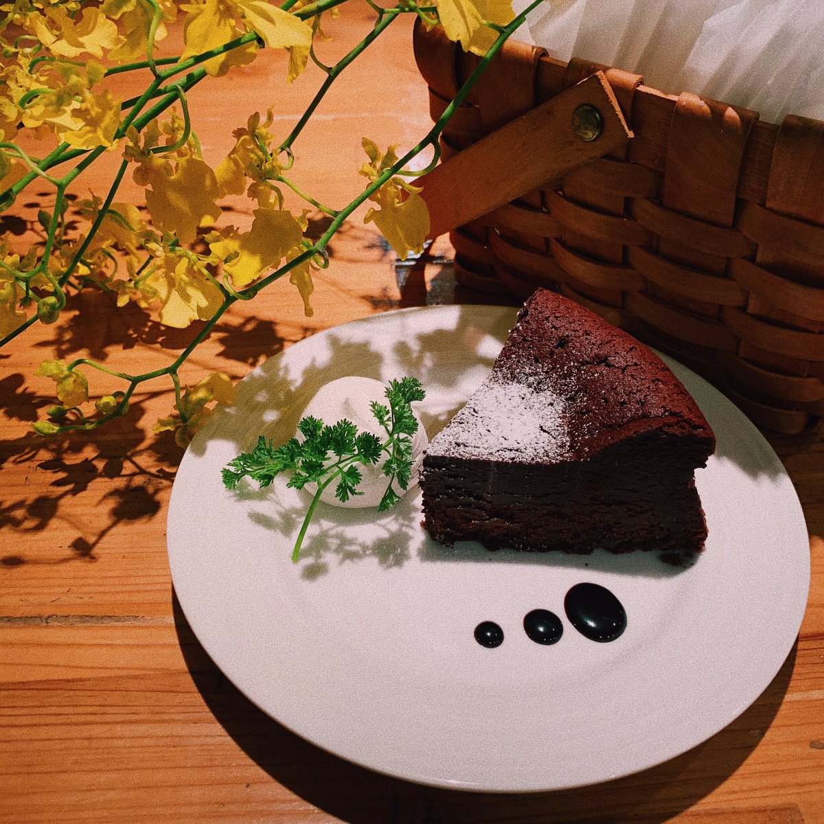bgcafejapan's tweet photo. 本日も穏やかに営業中。人気なガトーショコラもテイクアウト可能です◎おうち時間のお供にいかがでしょうか☺️ https://t.co/TF7h8MbCtZ