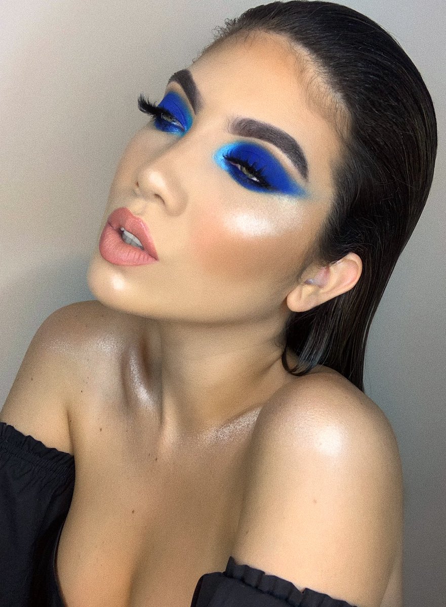 mafemartino's tweet photo. ELECTRIC BLUE💙 #TodaysMakeup
• @milkmakeup #HydroGrip primer|Lip+Cheek| #FLEX Highlighter ICED
• @BenefitBeauty #GoofProofbrowpencil | Hello Happy Foundation 4| #HoolaBronzer
• @Maybelline #FITME concealer 20 sand| LOOSE FINISHING POWDER
• @revlon ULTRA HD MATTE LIPCOLOR https://t.co/9iyyTMXqzW