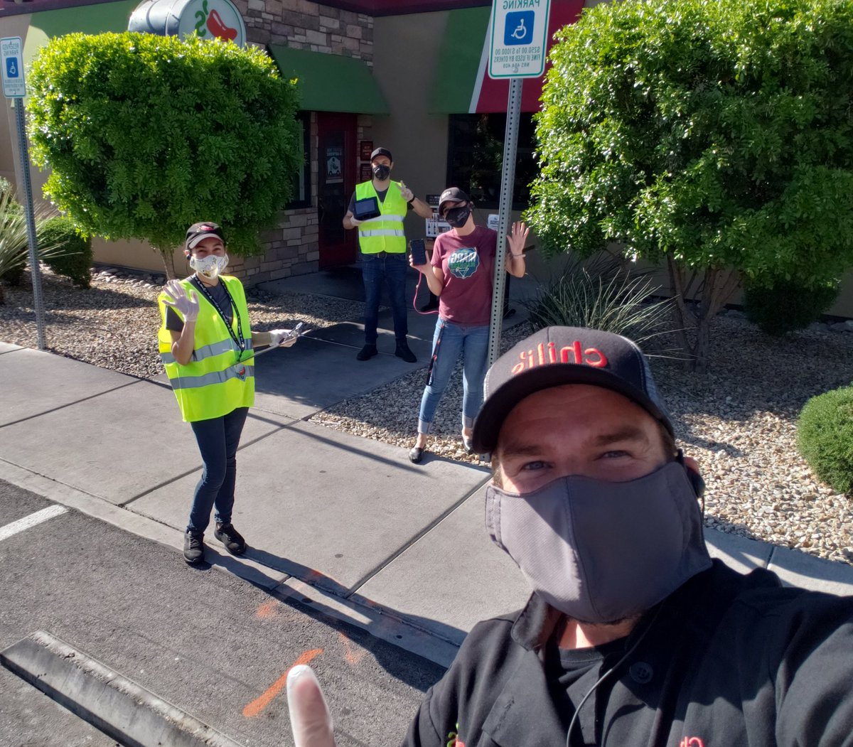 TheChad_Chilis's tweet photo. #PlayingRestaurant @Chilis North Las Vegas! 🌶 🚙 🍔 😋

#FridayNightLights
#70ToGo
#nowaitsystem
#Presto
#contactlesspayment
#safetyIShospitality

@hasquet @train3rgirl @yvonne111488 @ChillAndEase @strtch33 @MiaGebRug @JPChilihead  @RicEdgar1  @kimo4468 @FidlerHaley https://t.co/YTtsMKeipv