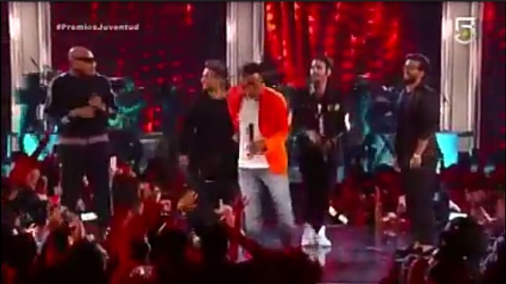 IlVoloaTorino's tweet photo. Y ahora vamos a construir un puente que va desde el Caribe hasta Italia.
Vamos a cantar juntos @GdZOficial y @IlVoloaTorino
#ilvolo
#GdZ
#Nochesindia
#Premioslatinos https://t.co/bD3ODYMXOX