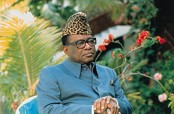 Thread sur l’une des plus grandes figures de la dictature africaine, celui qui avait le plus soif de pouvoir de tous, l’un des plus cruels, Mobutu Sese Seko aka Papa Maréchal, aka Roi du Zaïre, aka Papa Mobutu, aka le Léopard de Kinshasa(oui il s’est donné tous ces surnoms)