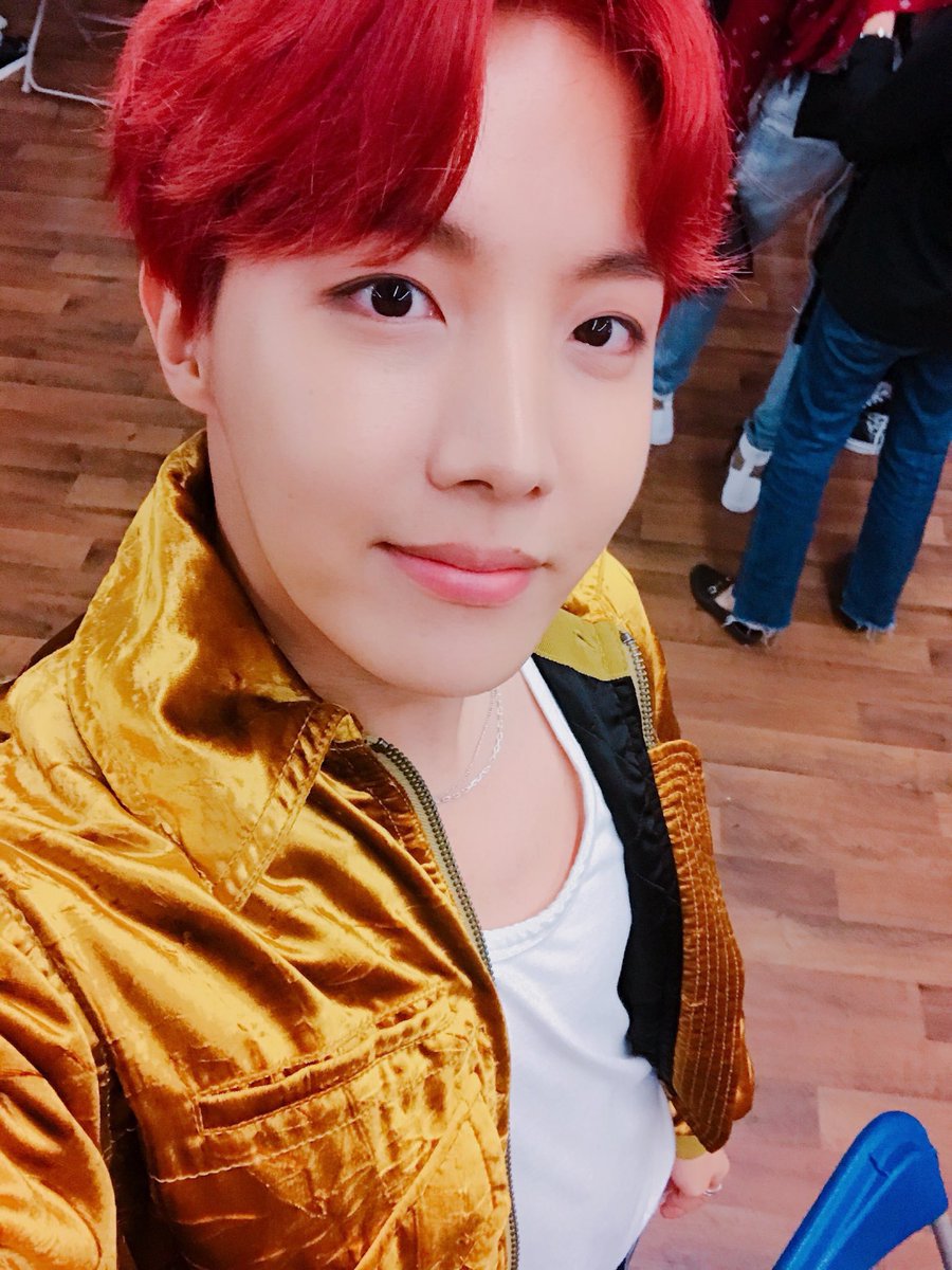 u think i could leave off this hobi???? that red hair and gold jacket combo???? and the white pants with the knees out????? impossible