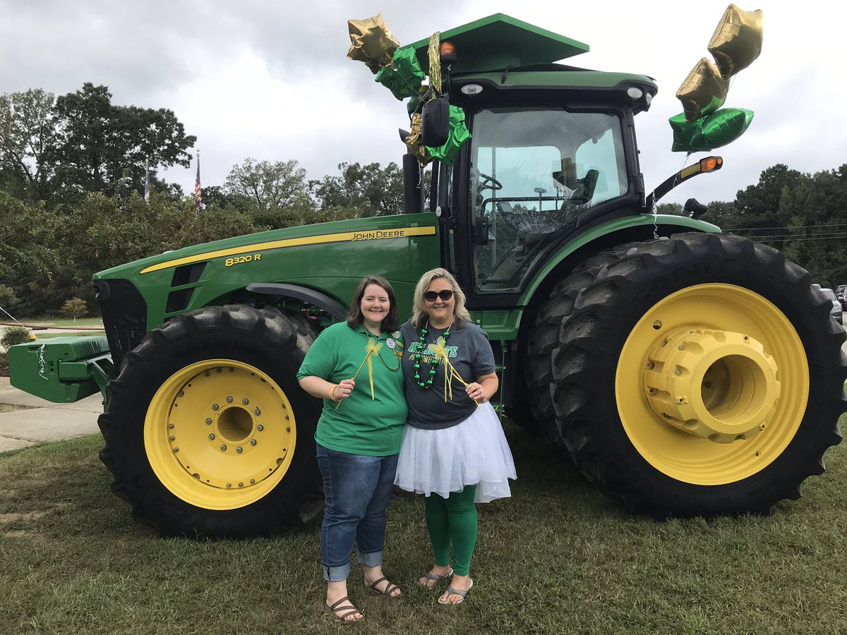 HearnEd72's tweet photo. 💚💛💚💛 
#BHSVirtualSpiritWeek
#greenandgoldday
#ifyoudonttakeapicwithatractor
#didyouevenspiritweek? https://t.co/OqMGNOcV51