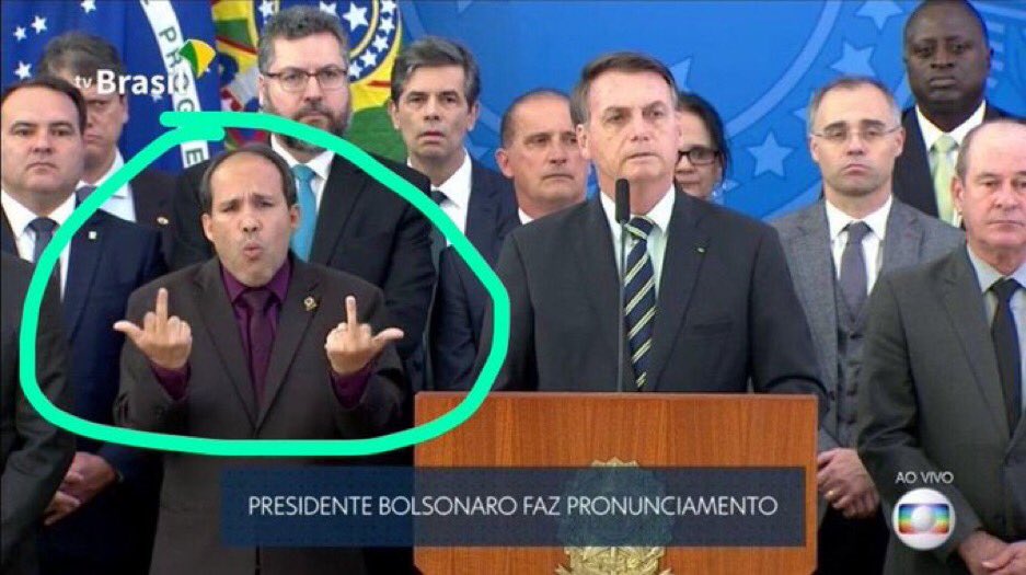 Esse governo é hilario, em uma só coletiva temos: 1 ministro de meia, um presidente que fala da vida amorosa do filho, de bomba de aquecimento de piscina e compara a função da polícia federal com a do inmetro, e pra fechar...