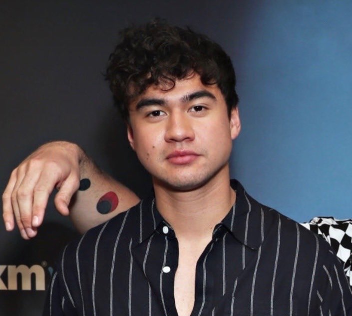 -calum hood’s curls: a thread