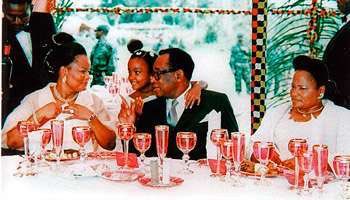 Quand sa 1ere épouse, Marie-Antoinette rendit l’âme, Mobutu epouse sa maîtresse, Bobi Ladawa, avec qui il avait déjà 4 enfants(avant le mariage hein). 3 ans après ,il épouse sa sœur jumelle, Kosia Ladawa (il en avait rien à cirer de l’éthique lui )