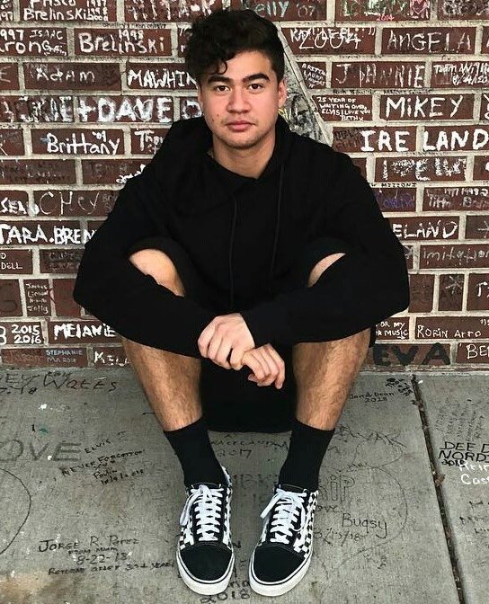 -calum hood’s curls: a thread