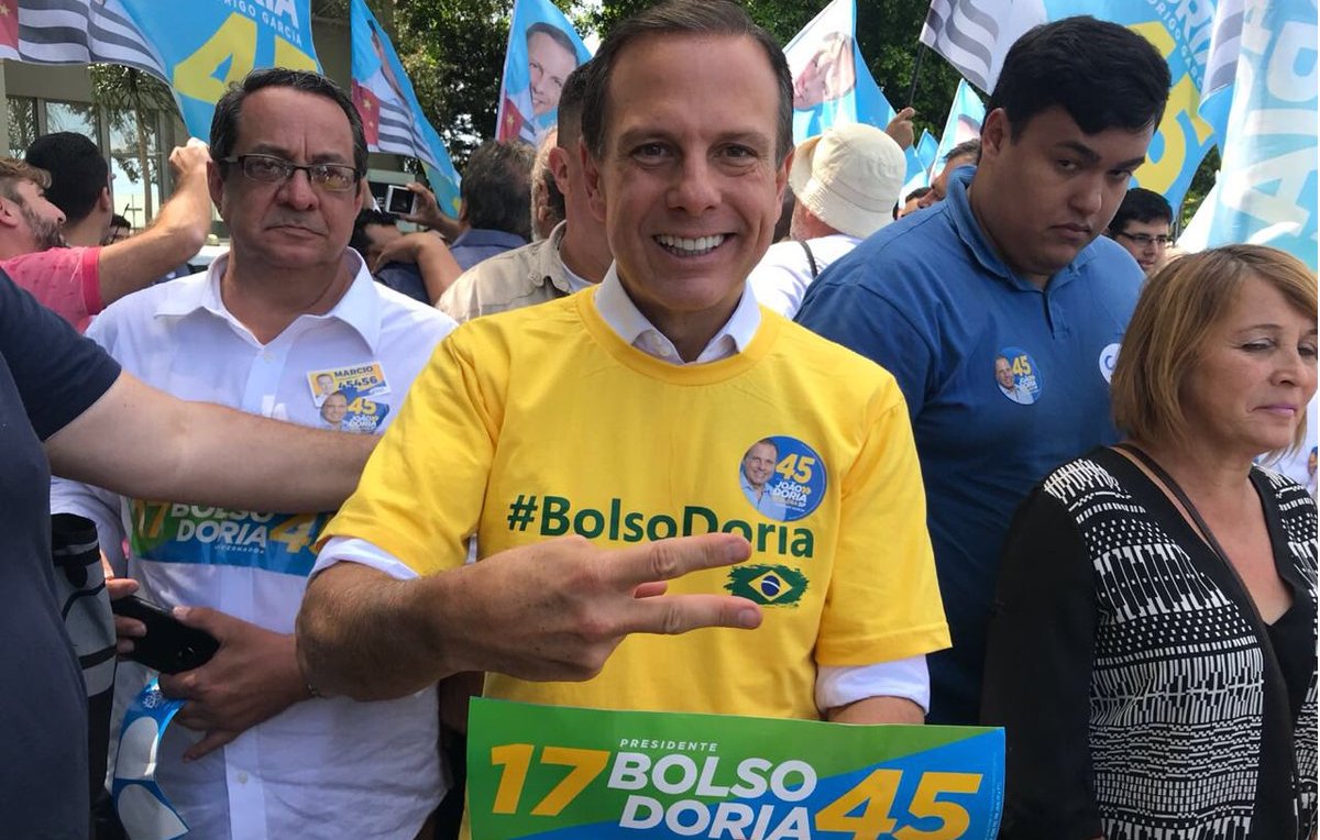 BrasildoBem's tweet photo. O bolsodória tava fazendo um "V de Vìrus"? 🤔 https://t.co/wLv8PMHpgp