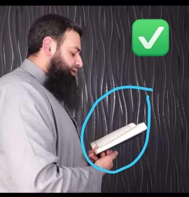 _izooor's tweet photo. بما إننا بنصلي التراويح في البيت و معظم الناس مش حافظة القرآن،
عشان كده " لازم أعرف أمسك المصحف ازاي وأنا بصلي؟ "
المصحف بمسكه بايدي و تكون ايدي اليمين فوق الشمال و لما أسجد أو أركع ،أحط المصحف على أي حاجه جنبي .
* لو في حامل للمصحف ممكن أحط المصحف عليه و أقرأ منه. https://t.co/ph2tH8aFWb