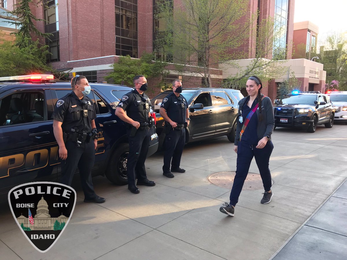 BoisePD's tweet photo. To show their appreciation, first responders turned on their lights and shared a heartfelt thank you to hosptial staff @StLukesHealth tonight during shift change. @GCPDIdaho @BoiseFire @AdaParamedics #fightcorona https://t.co/fXgSia0a6i