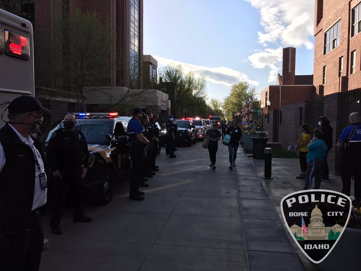 BoisePD's tweet photo. To show their appreciation, first responders turned on their lights and shared a heartfelt thank you to hosptial staff @StLukesHealth tonight during shift change. @GCPDIdaho @BoiseFire @AdaParamedics #fightcorona https://t.co/fXgSia0a6i
