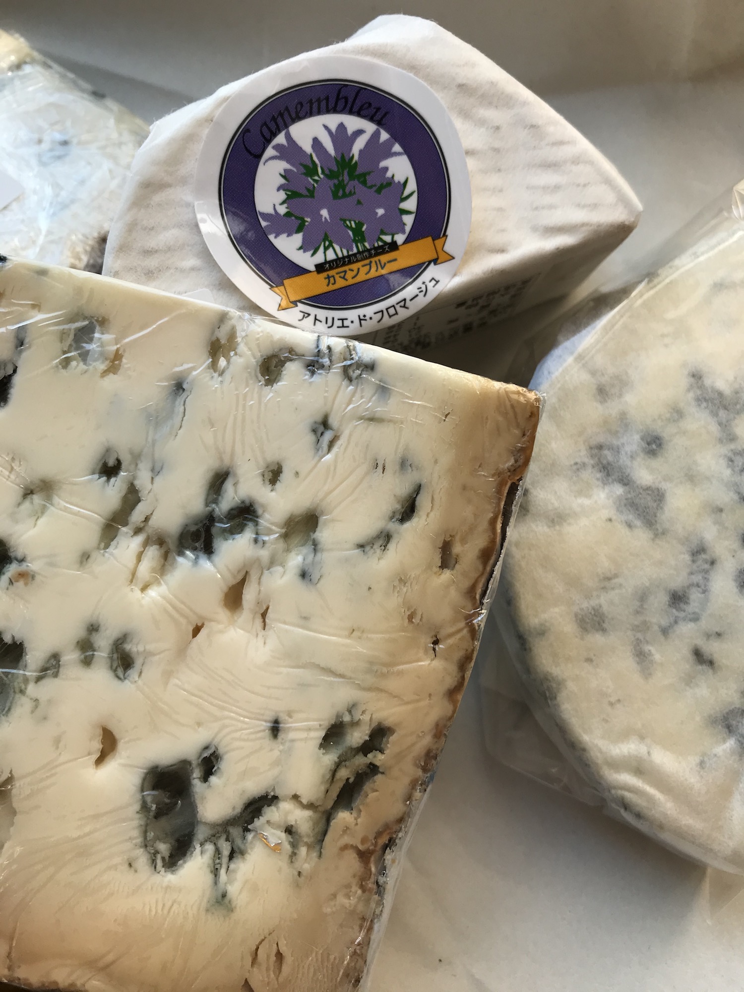 パンテーブル Twitterren チーズ 青カビチーズも普段入荷しないアトリエ ド フロマージュを応援入荷しています 高山植物のイワギキョウがラベルのカマンブルー ミルキーなカマンベールに青カビがサンドされた食べやすいタイプ 右の翡翠は青カビしっかり通好み