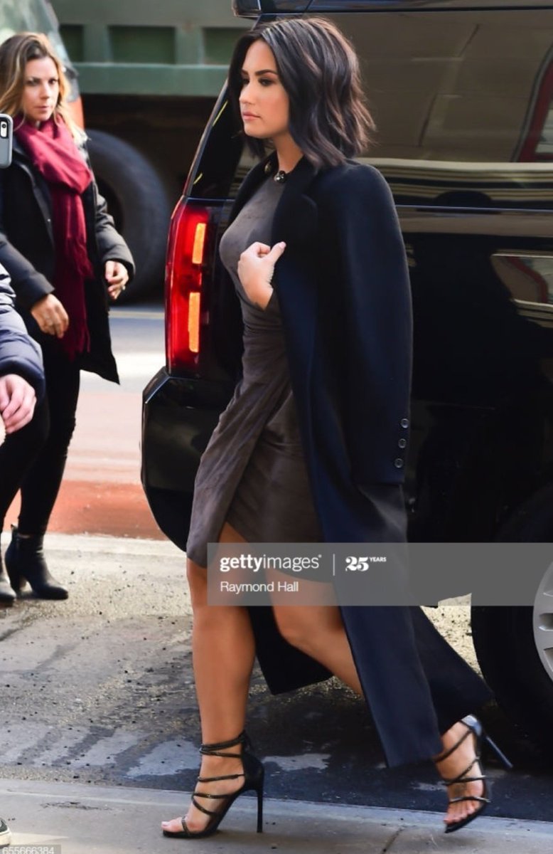 demi lovato walking in the street: a thread