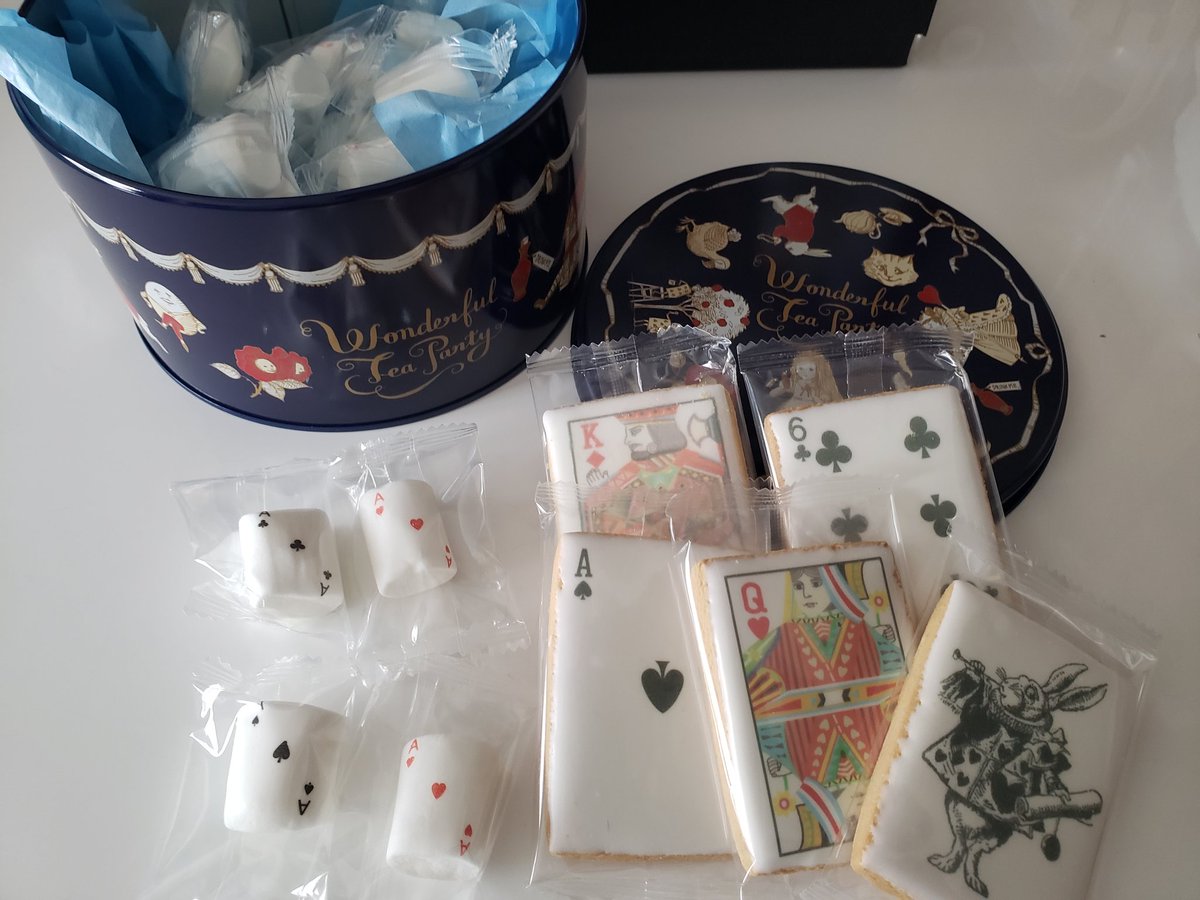 Sugar 届いたよ お菓子のミカタさんの缶は素敵すぎる マシュマロひとつひとつにもトランプ柄で 星の王子さまも美味しそう これで巣籠もり頑張ります お菓子のミカタ トランプクッキーマシュマロ缶 小さなクッキー缶 ドゥ