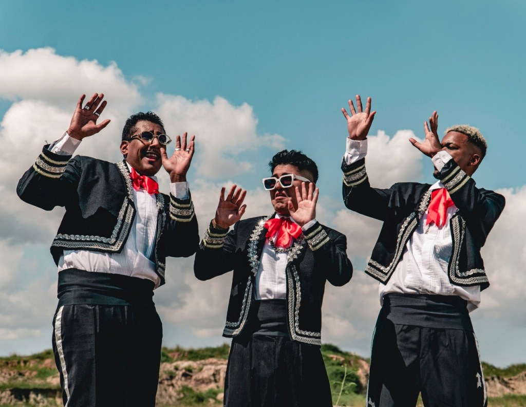 Em live para o PopNow, Cortesia da Casa fala sobre processo de criação do novo single ‘Uh Lá Lá’, influencias musicais e muito mais popnow.com.br/em-live-para-o…