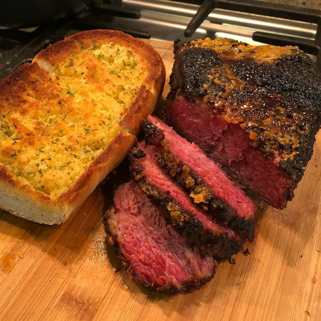 luofeid's tweet photo. Garlic bread and corned beef 🧄🥖 🌽🥩 https://t.co/netARXUyfI https://t.co/7lA90yOhuI