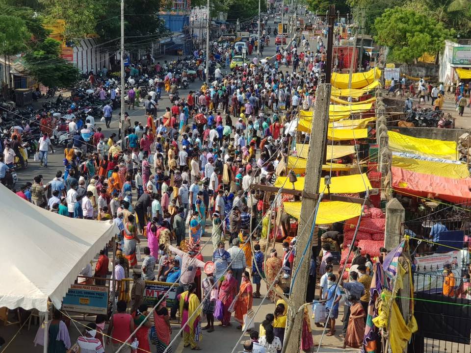 rameshlaus's tweet photo. A Pic from #Thiruvanmiyur Vegetable Market this morning..
PC : #TheHindu
#SocialDistancing has gone for a Toss..
Panic buying everywhere.. 4-day complete curfew from tomorrow.. https://t.co/wNwPUTkyu7