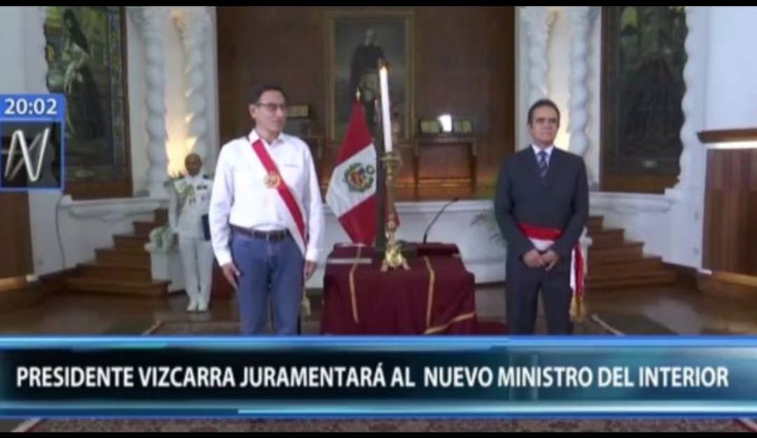 MarthaChavezC's tweet photo. Algunos ayayeros le alabaron usar jeans en conferencias de prensa. Vaya y pase, pero ponerse la banda presidencial sobre esa vestimenta y para un acto protocolar formal como la juramentación de un ministro, demuestra simplonería e irrespeto. Ante el rey de España usó hasta frac! https://t.co/oR9d85rHes