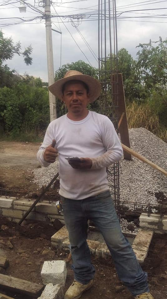 DiariodeMorelos's tweet photo. SEÑOR BUSCA TRABAJO E HIJA PIDE QUE LO AYUDEN

Joven de Cuernavaca pide apoyo para que su papá encuentre trabajo, pues resultó afectado por el coronavirus.
Don Miguel es albañil, pero sabe jardinería, plomería y también es chofer. Favor de comunicarse al teléfono: 7777876284 https://t.co/5G3xuXqmUZ