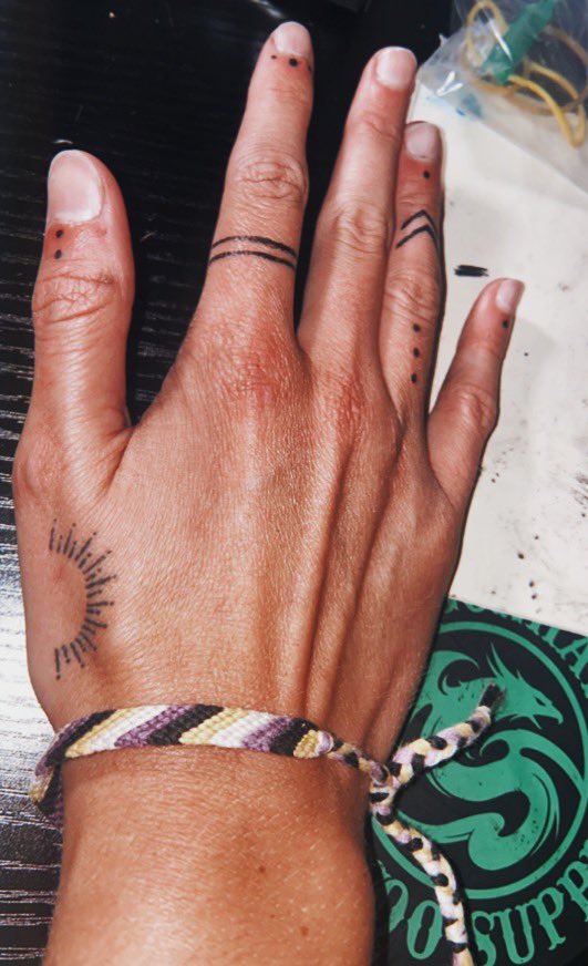 puppyroll_'s tweet photo. Update; my 15 y/o sister is a badass and can give you cool hand tattoos. I’m a proud parent #diytattoo #ooc https://t.co/x3cP8CccUn