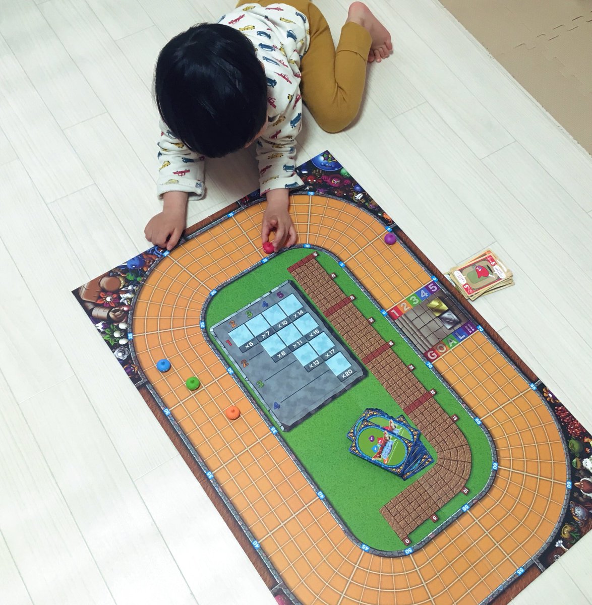 ボードゲームたなごころ 前田部長 Kingkongbrody19 から ボドゲ紹介リレー のバトンを頂きました ドラゴンクエストボードゲーム スライムレース 手札を出してスライムを進め 自分が賭けた色のスライムが勝つようにレースを持っていくゲーム ３