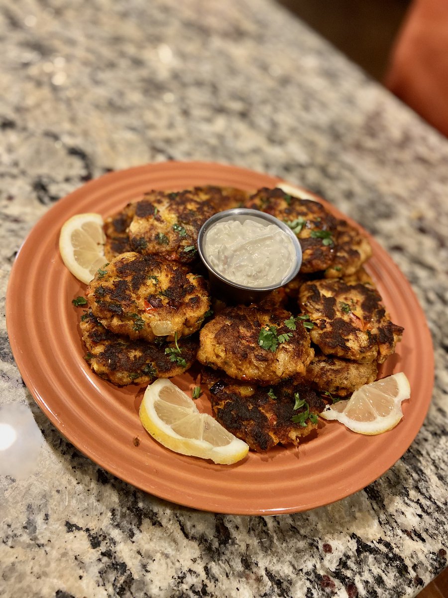 LindsaySaidSo's tweet photo. Back in the lab, back to my happy place. ๐ฉ๐ฝโ๐ณ ๐ฉ๐ฝโ๐ณ ๐ฉ๐ฝโ๐ณ
Coho Salmon Cakes with homemade horseradish tartar sauce. #QuarantineCookingClub inspired by @EriqueBerry!! https://t.co/hN9eJLoNs4