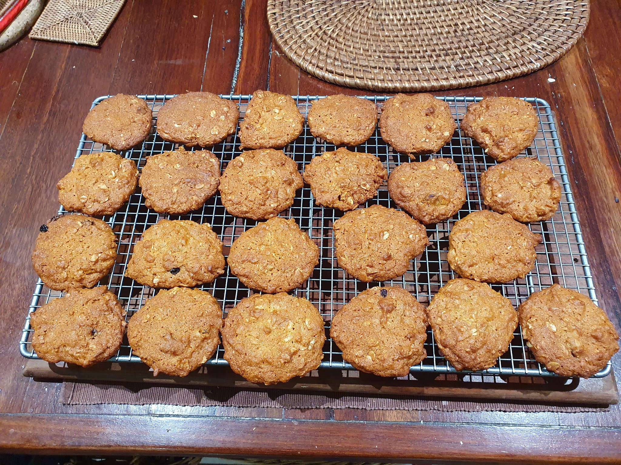 兼業農家 ナイーブme In Diy力かなり高い旦那ですが 実はお菓子作りもやるんです 昨晩 アンザッククッキーを焼いてくれました 私たちの披露宴 日本 では 材料をオーストラリアから持参して手作りアンザッククッキーを来賓全員に配った強者