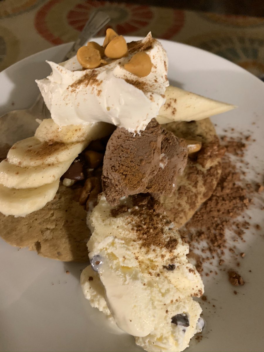 A little behind because of the defense, but this was my post-defense dinner and dessert: steak with bleu cheese and Lima beans + shrimp, broccoli and ravioli and the best lactose-free ice cream sundae ever.