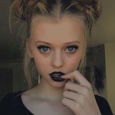 LORENBLEACH's tweet photo. if u were there in 2016 then u know damn well this was LORENBLEACH’s iconic halloween profile pic https://t.co/laeMh4FJC9