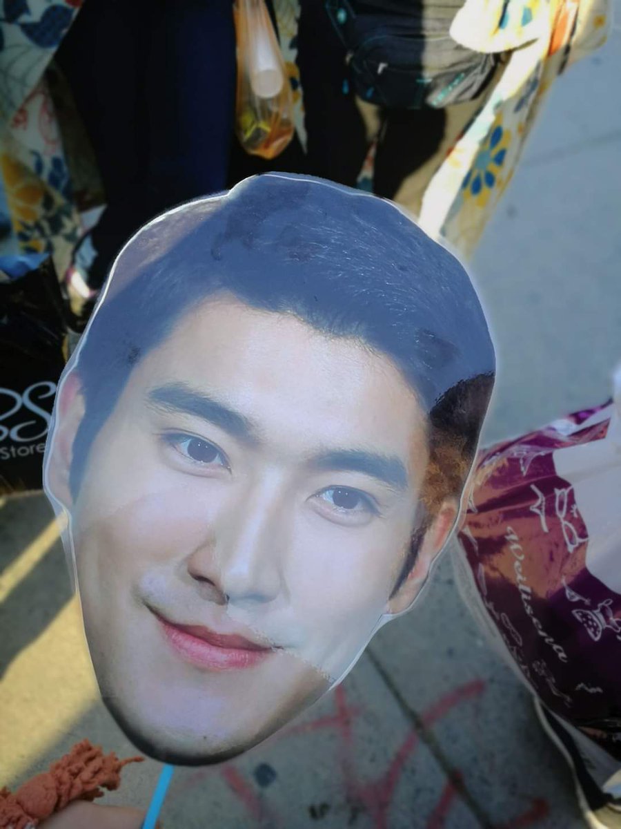 LolodeChoi's tweet photo. wajajaj me lo regalaron ese dΓa mientras esperaba en la fila π #SS7inChile https://t.co/n9mUyHivF2