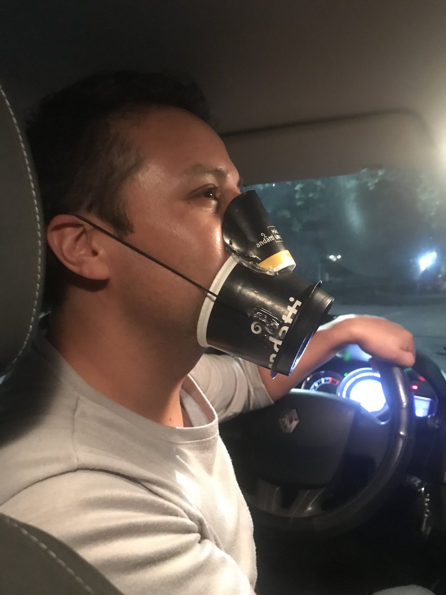 Las mascarillas en #Mexico , escasas y caras... a menos que recicles el vaso del café, le instales servilletas en la base y flor de lavanda para oler bien. Este es Eduardo, del Uber de ahorita. Y el las hace para él y su familia. #Covid_19 #coronavirus #Coronavirusmexico